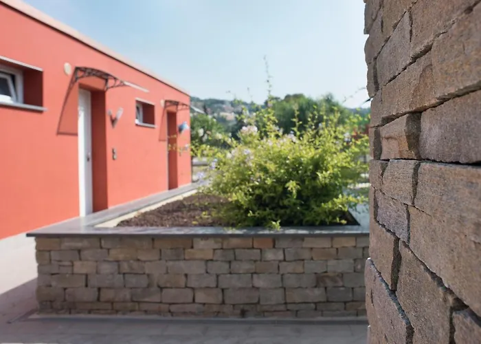 Semesterbostad Rebi Village *