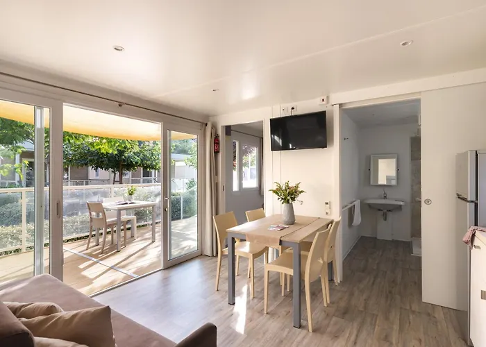 Semesterbostad Rebi Village *