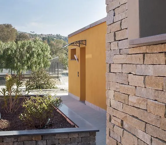 Rebi Village Semesterbostad *